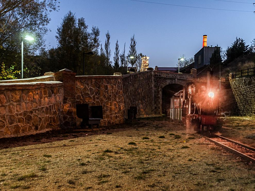 Imagen nocturna del tren minero de Utrillas recuperado para uso recreativo.