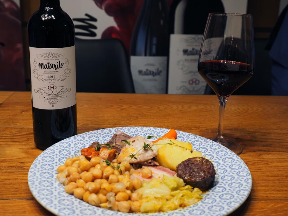 Cocido tradicional y el vino Matarile.