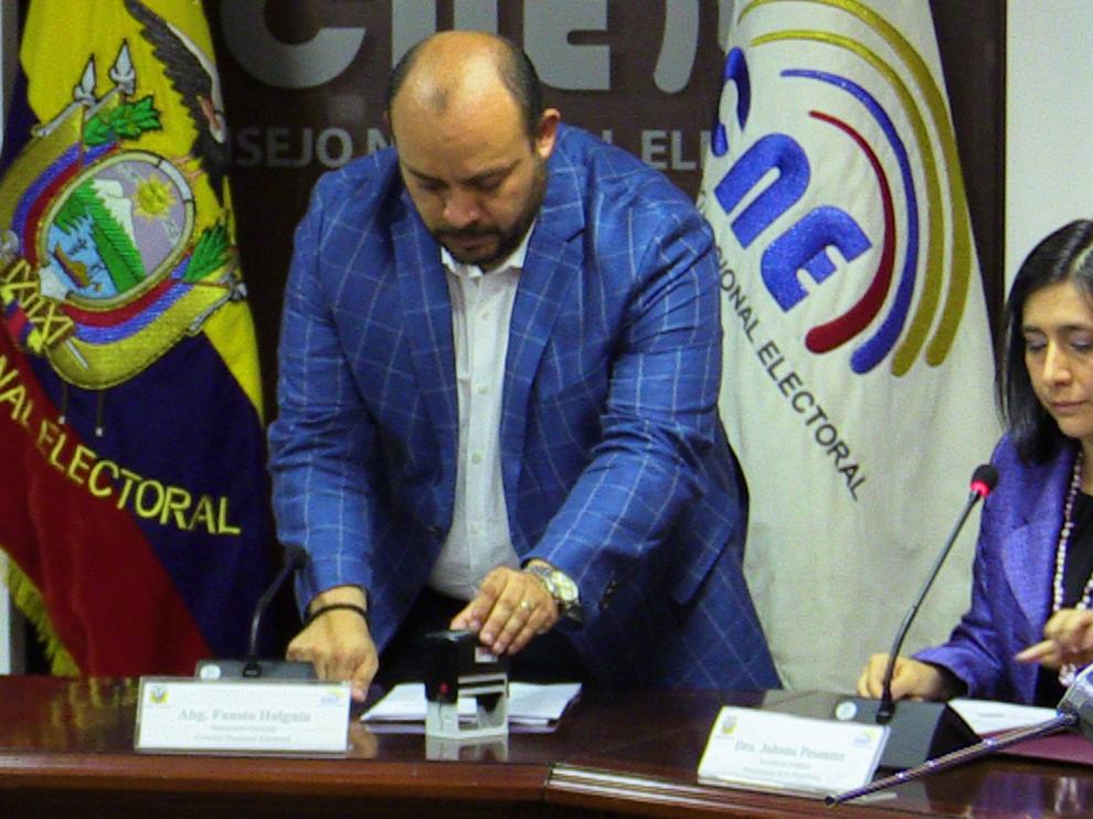 Momento del sellado de los decretos presidenciales para la celebración de la consulta.