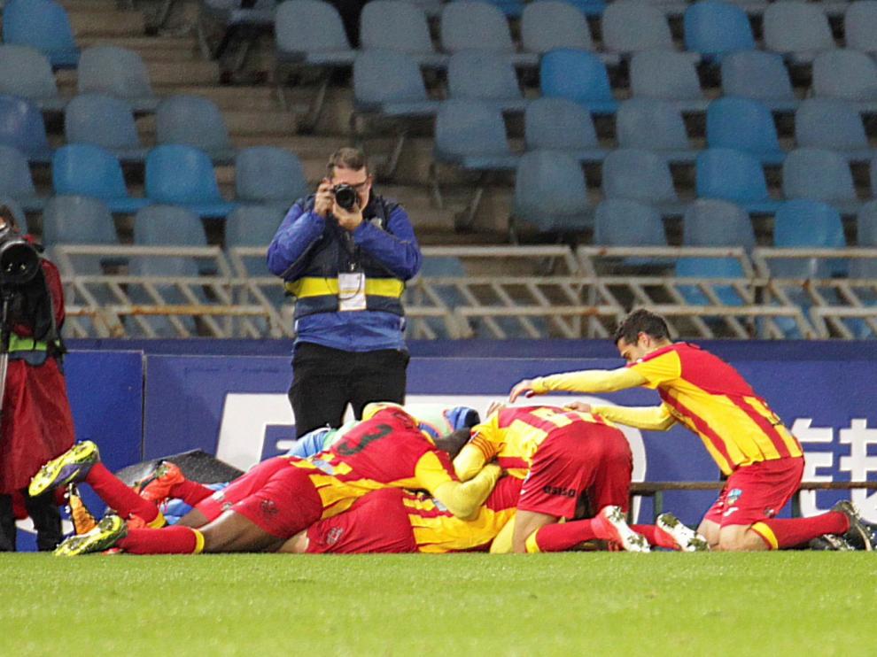 Los jugadores del Lleida celebran el tercer gol