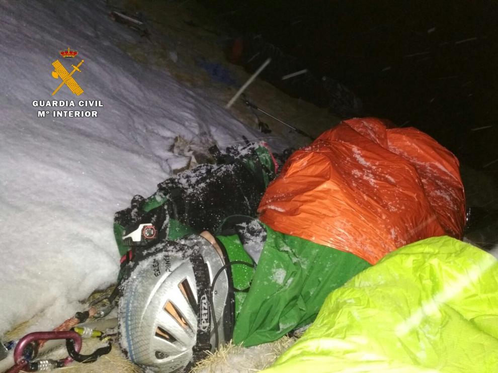 Imagen del montañero haciendo vivac de noche junto a especialistas de la Guardia Civil