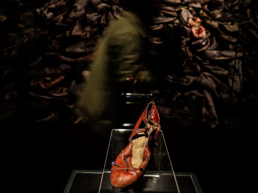 Imagen del zapato con el que comienza la exposición.