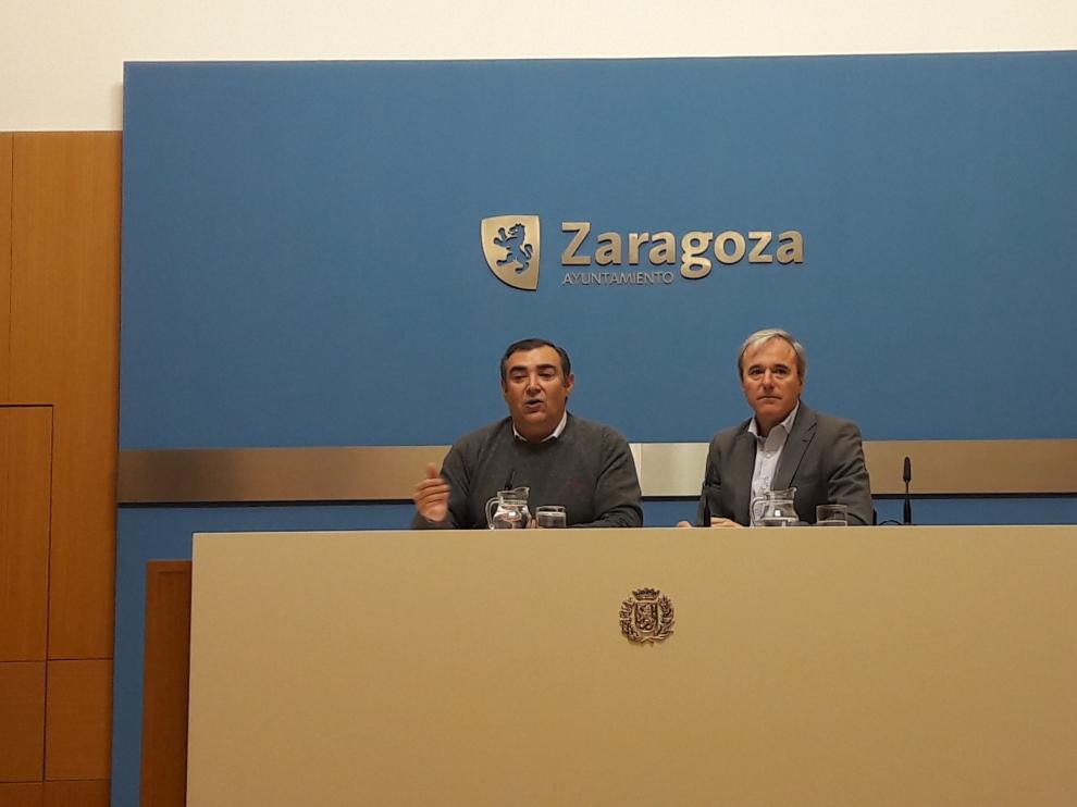 Alberto Casañal y Jorge Azcón, este jueves durante su comparecencia en el Ayuntamiento de Zaragoza.