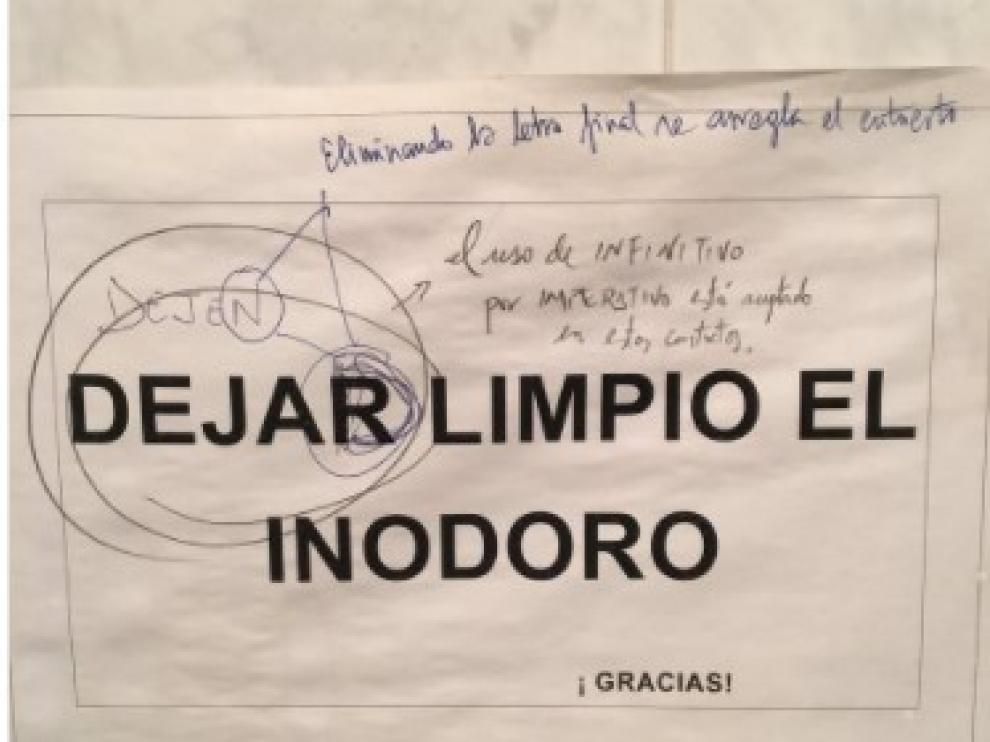 Lección de ortografía en el cuarto de baño