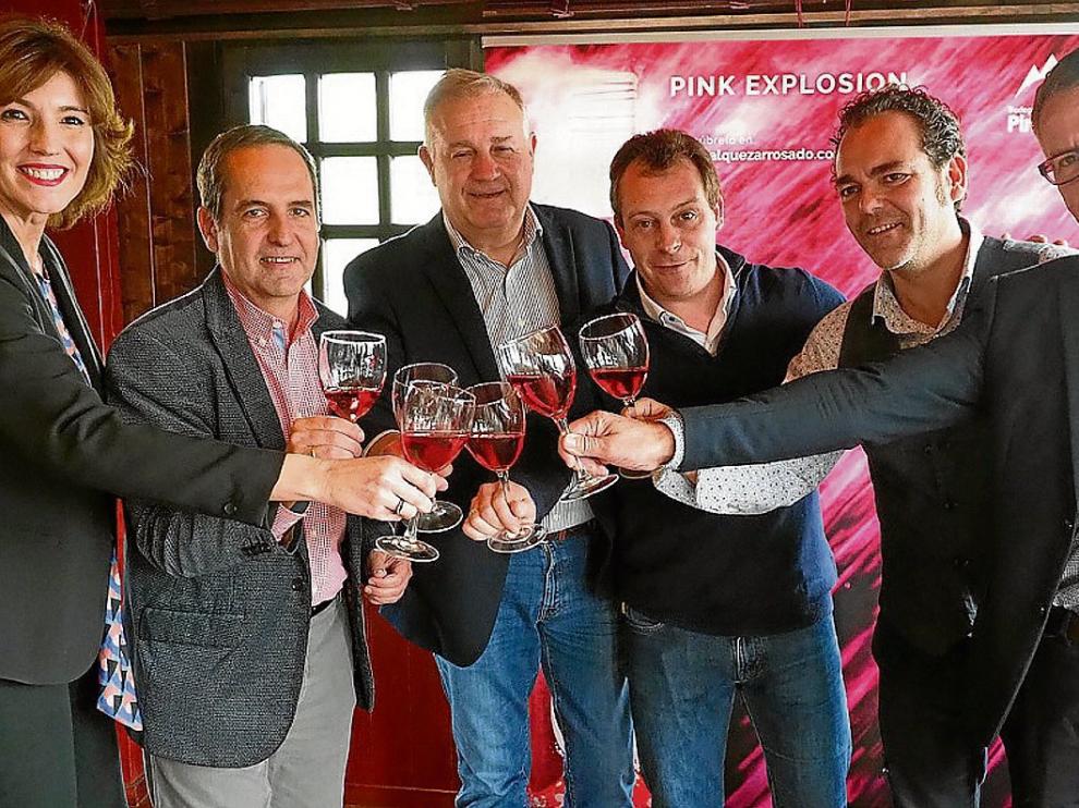 El equipo de Bodega Pirineos que asistió ayer en Zaragoza a la presentación del Alquézar.