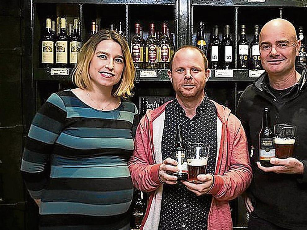 Pilar Sopeséns, Álex Mabry y Boris de Mesones, en la presentación de las cervezas, en Montal.