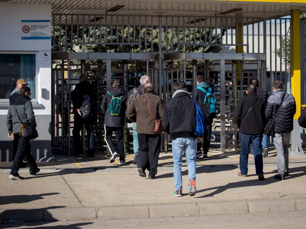 Trabajadores de Opel España entran a la factoría de Figueruelas.