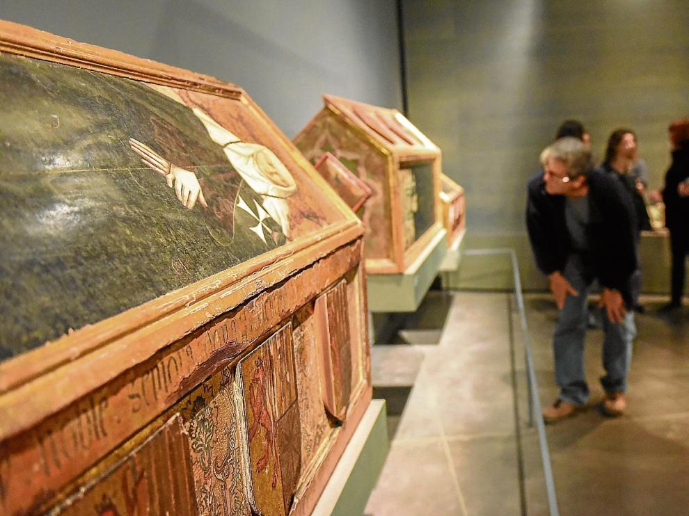 Un grupo de visitantes observa las cajas sepulclares de Sijena, ayer, en el Museo de Lérida.