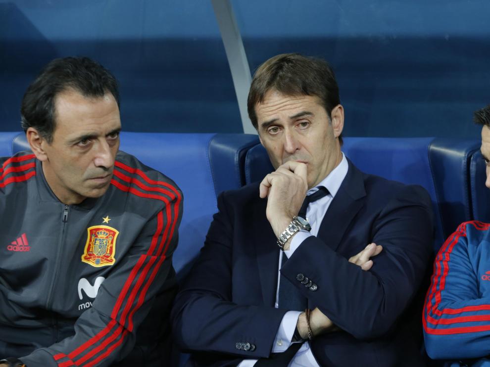 El seleccionador español, Julen Lopetegui, dialoga con sus asistentes.