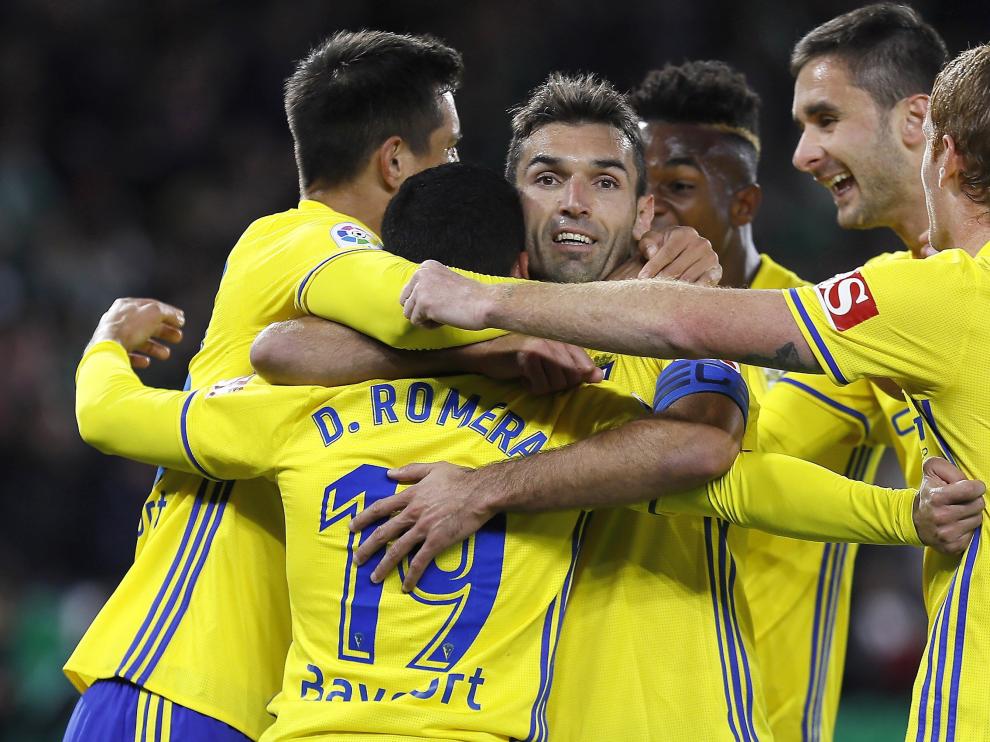 Los jugadores del Cádiz celebran un gol ante el Betis