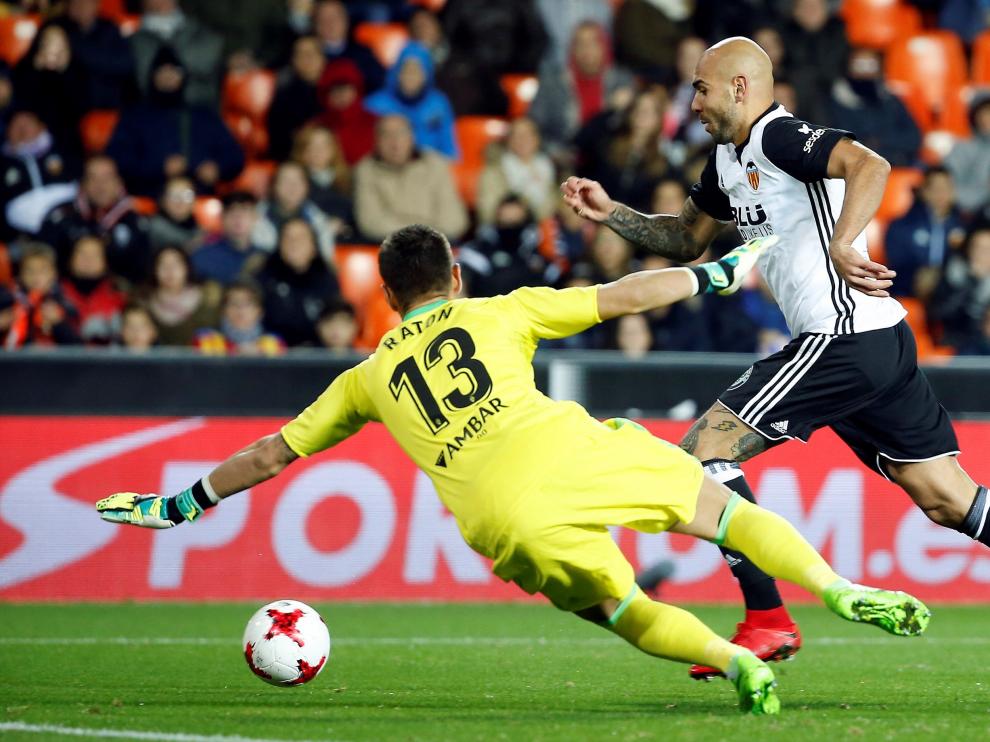 Zaza trata de driblar a Ratón durante el Valencia-Zaragoza de este jueves.