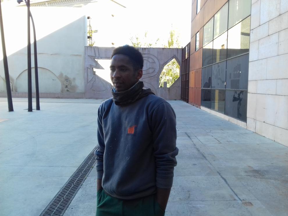 Boubakar Sidi Bah llegó solo a Zaragoza con 15 años desde Guinea Conakry. Ahora trabaja de jardinero y estudia.