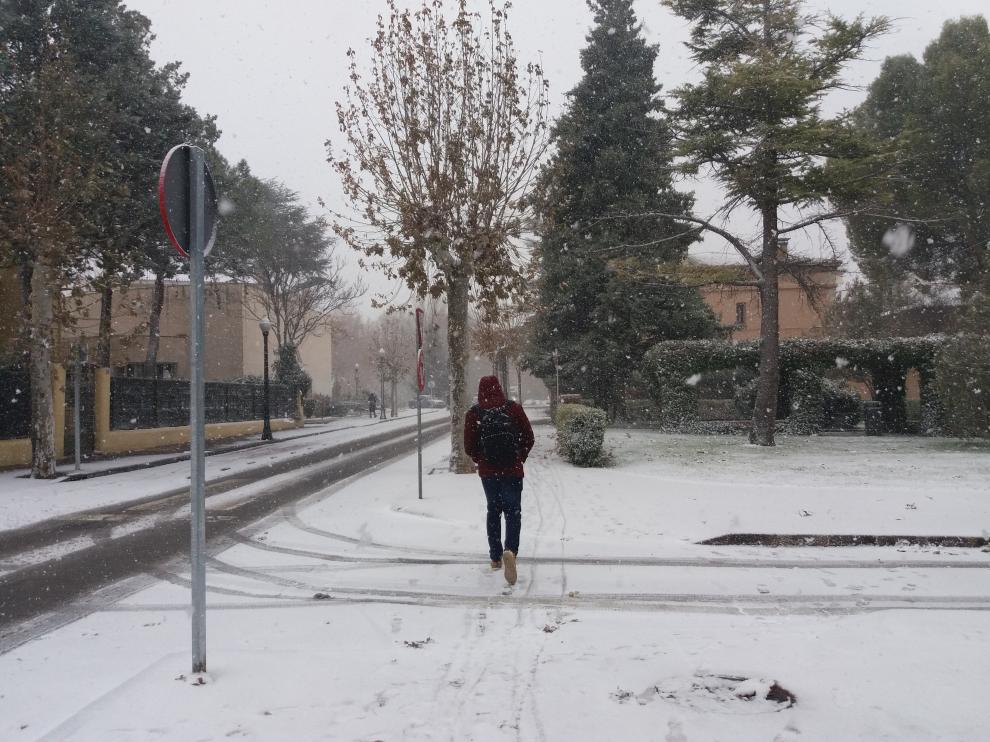 Las calles del Ensanche de Teruel han quedado cubiertas por dos centímetros de nieve