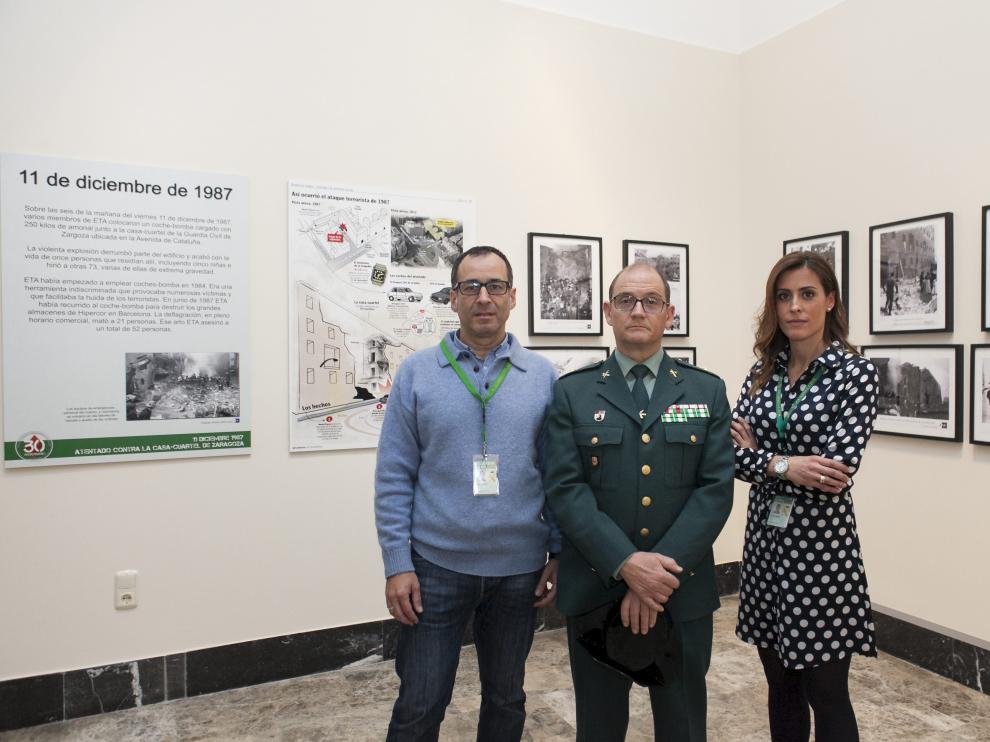 El guardia Rodolfo Mancera, el comandante Juan Recaj y la responsable de comunicación de la Guardia Civil, Ana Cristina Otín, en la exposición que se prepara en una sala del Museo de Zaragoza para inaugurarla el próximo 11 de diciembre.