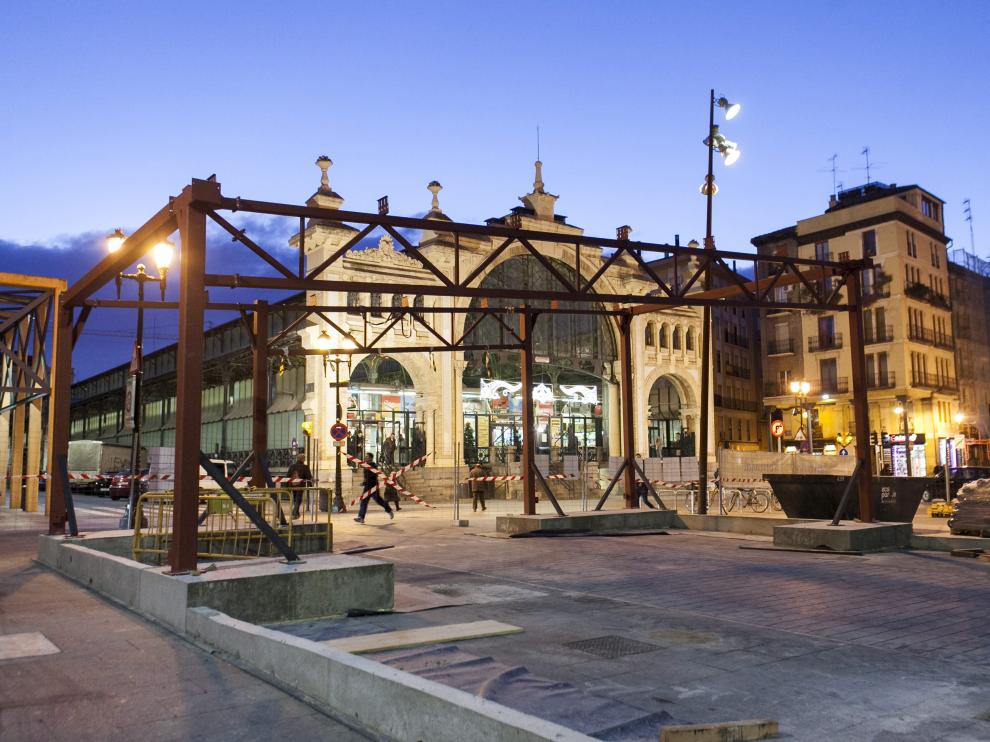 Los operarios ya levantan la estructura del mercado provisional junto a las murallas romanas