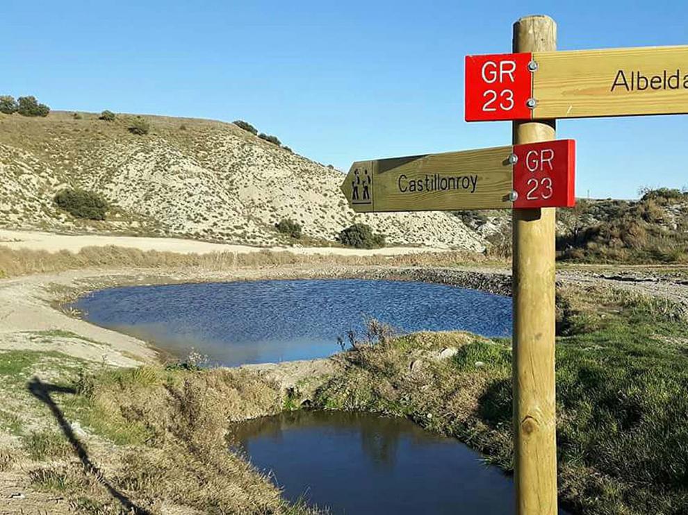Señalización del GR junto a la balsa de las Pilas o bassa de les Piles.
