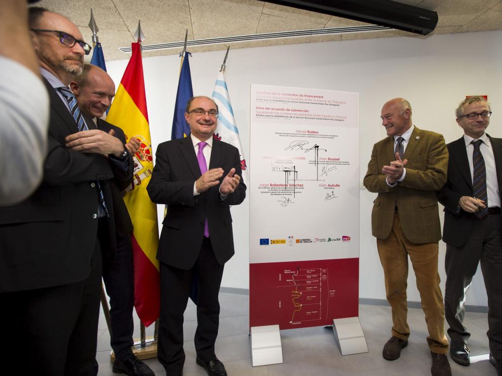 Javier Lambán y Alain Rousset, en el centro de la imagen, ayer tras la firma en Canfranc.