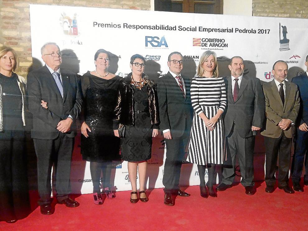 Autoridades y representantes de las empresas, anoche en Pedrola.