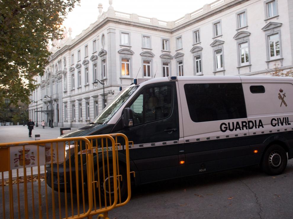 Furgón de la Guardia Civil llegando a la Audiencia Nacional, desde donde serán trasladados al Supremo.