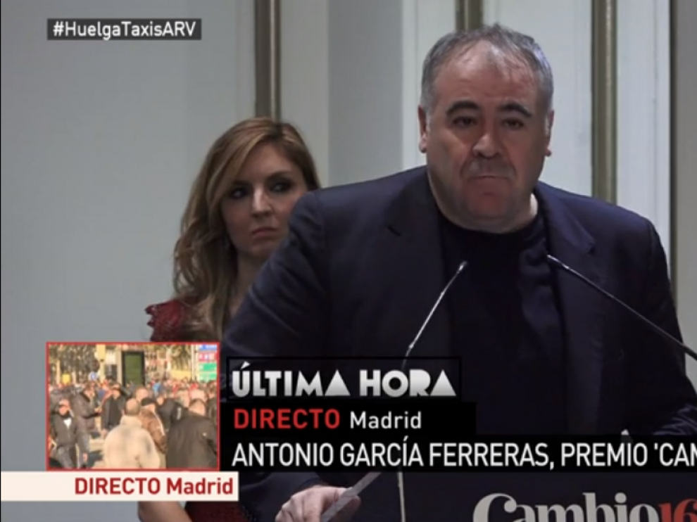 Antonio Ferreras recogiendo el premio