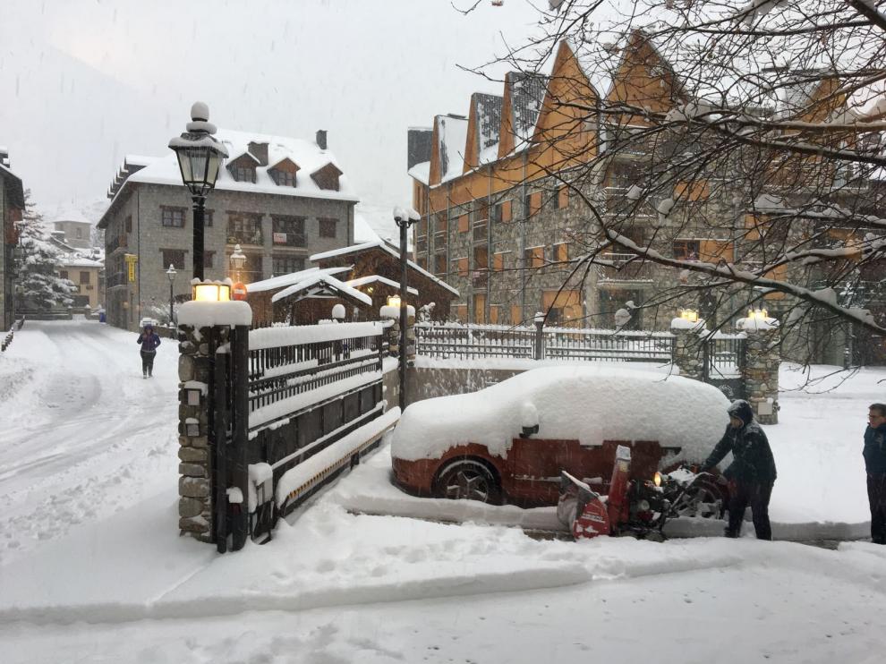 Benasque se ha despertado esta mañana con esta imagen