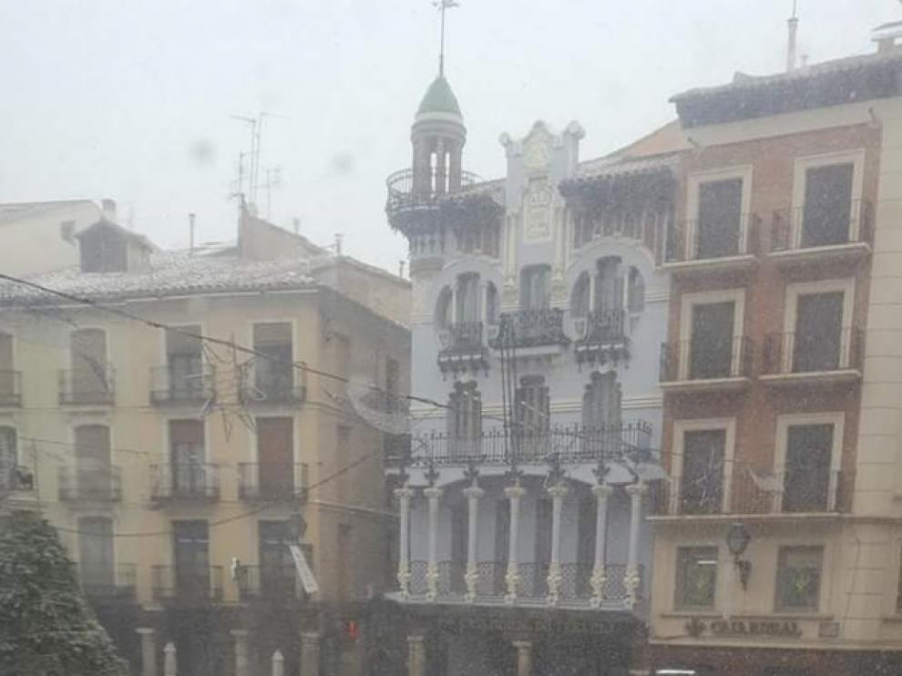 El corazón rojo de la plaza del Torico se ha vuelto blanco con la nieve