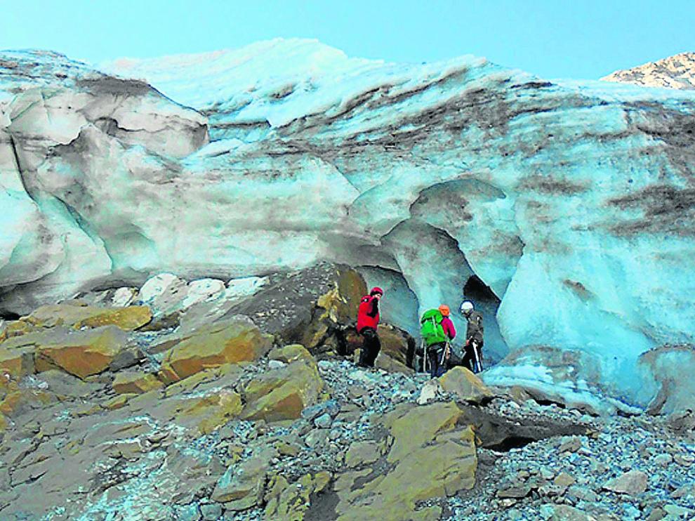 Los investigadores, el pasado 2 de octubre, en una de las cavidades que se forman en el glaciar.