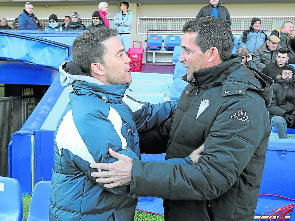 Los técnicos de ambos equipos, Rubi y Juan Merino, se saludan antes del encuentro.