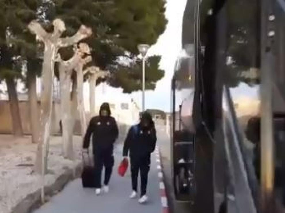 Los jugadores del Real Zaragoza suben al autobús en la Ciudad Deportiva, esta mañana a las 8.00 antes de partir hacia Gijón.
