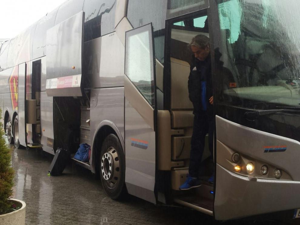 Natxo González baja del autobús del Real Zaragoza, ayer a las 3 de tarde tras viajar durante toda la mañana por autopista.