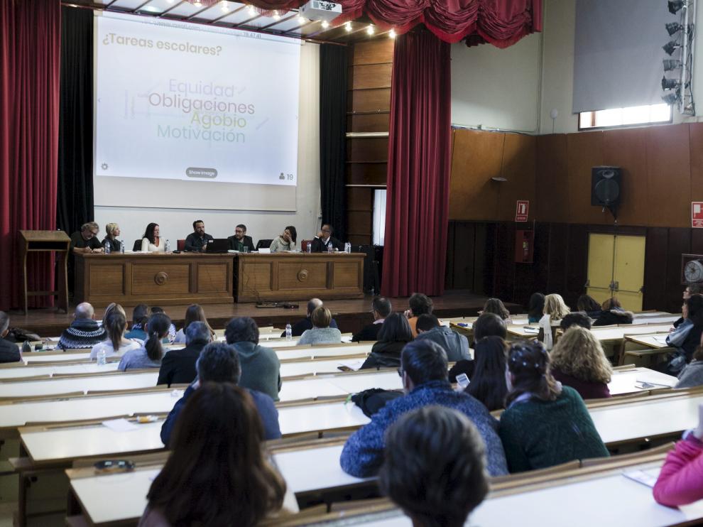 La jornada de debate sobre las tareas escolares se ha celebrado este sábado en el IES Corona de Aragón de Zaragoza