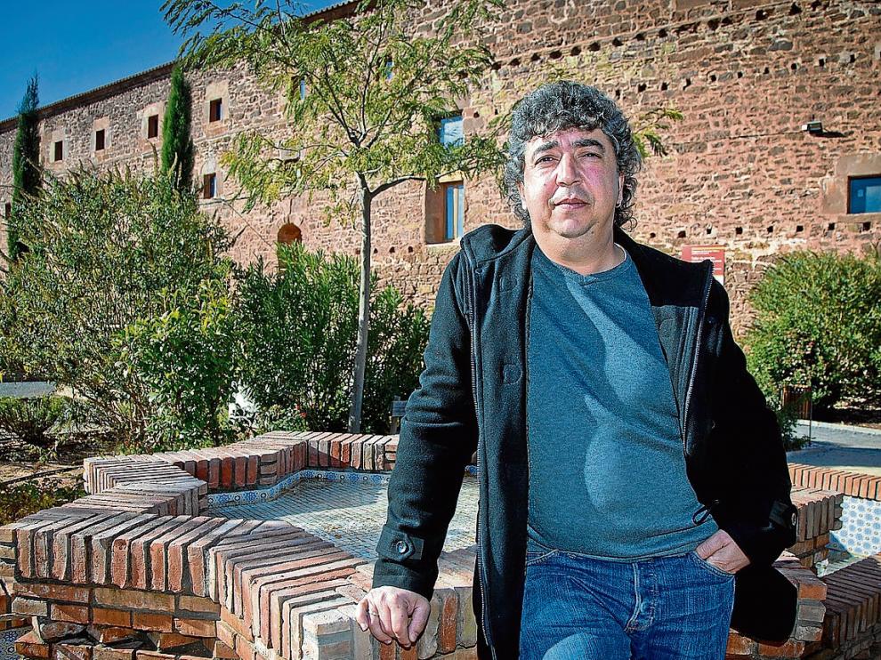 José Ángel Calvo, junto a la fuente del jardín de las Cuatro Culturas de Gotor.
