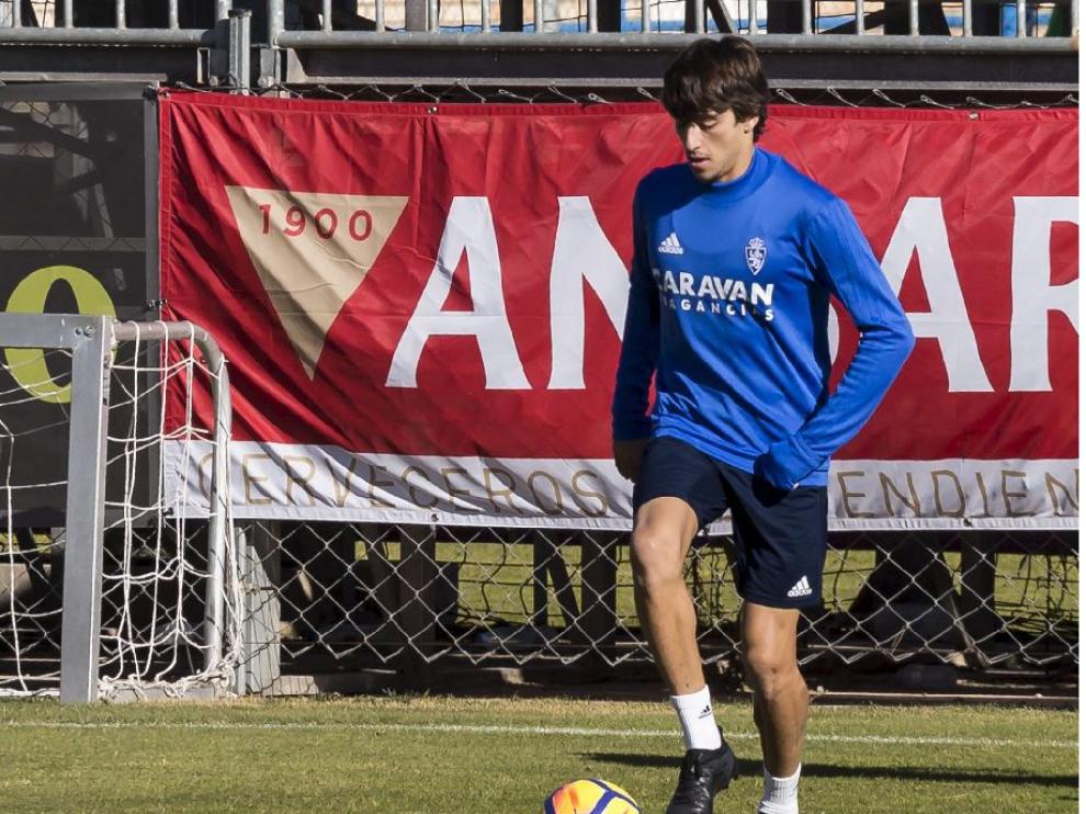 Delmás, con el balón durante un entrenamiento de la pasada semana.