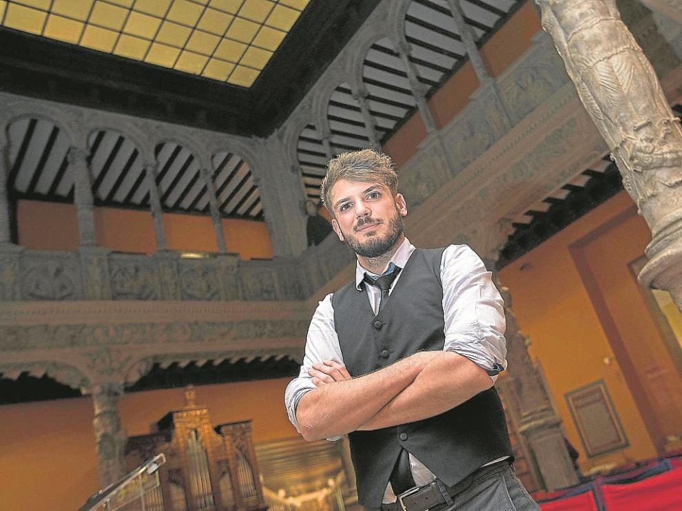 Daniel del Olmo, especialista de Ecoembes, en el patio de la Infanta de Ibercaja.