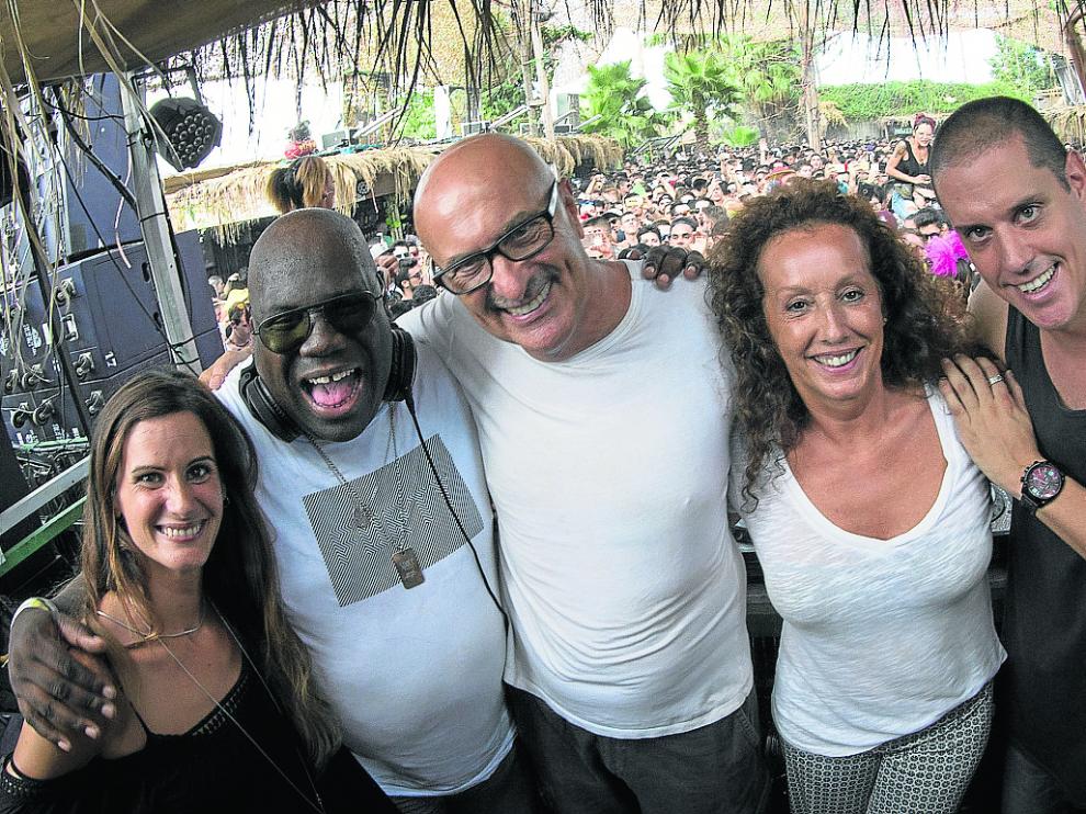 Juan Arnau, en el centro, junto a su mujer, sus hijos y el DJ de Barbados Carl Cox.