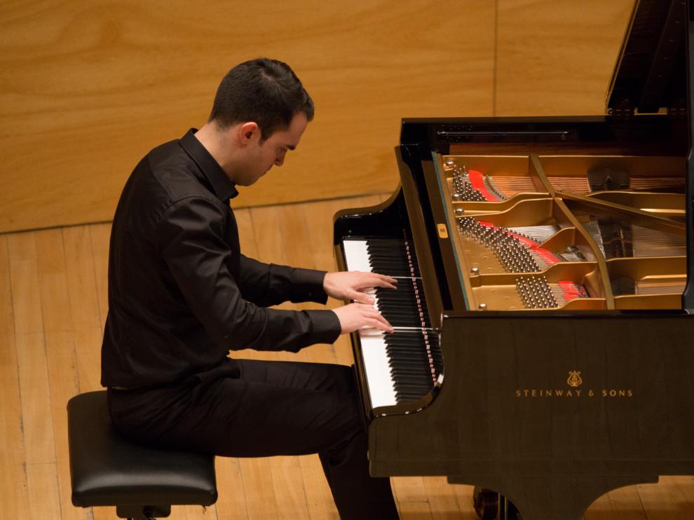 Entre Beethoven y Liszt. Los cinco candidatos aragoneses a la beca Pilar Bayona disponían de 40 minutos para interpretar obras de su libre elección. Alberto Menjón eligió una sonata de Beethoven y la 'Rapsodia española' de Liszt. En la imagen, el joven pianista zaragozano, ayer por la mañana, en un momento de su interpretación.