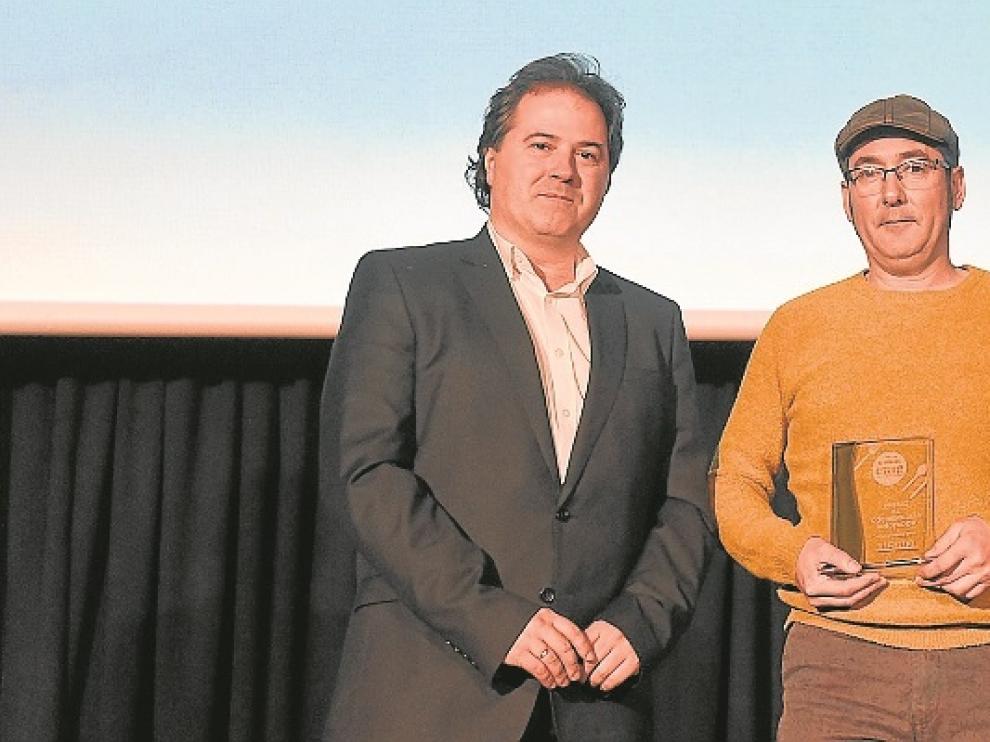 Jorge Marqueta entregó el premio a Miguel López.