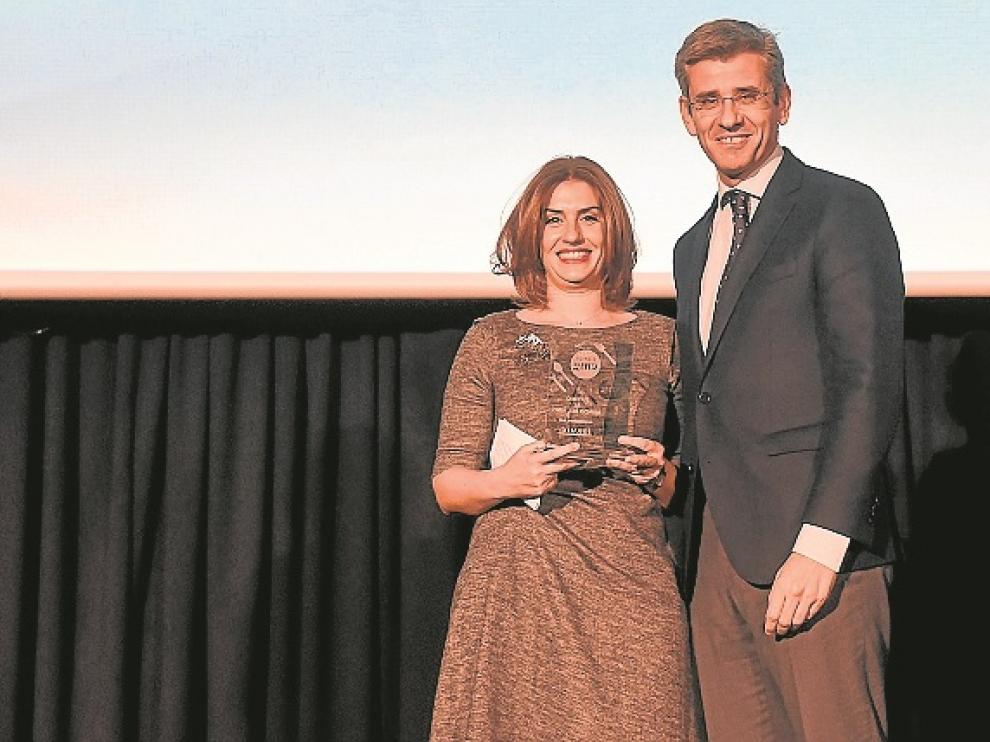 El director de HERALDO, Mikel Iturbe, entregó el premio a Inmaculada Ramón, directora de Operaciones de Pago Aylés.