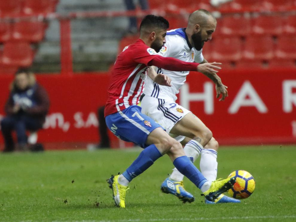Santos presiona a Ángel Martínez.