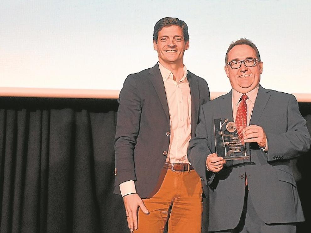 Yzuel recibe el premio de manos de Yago Albiol, de Ambar.
