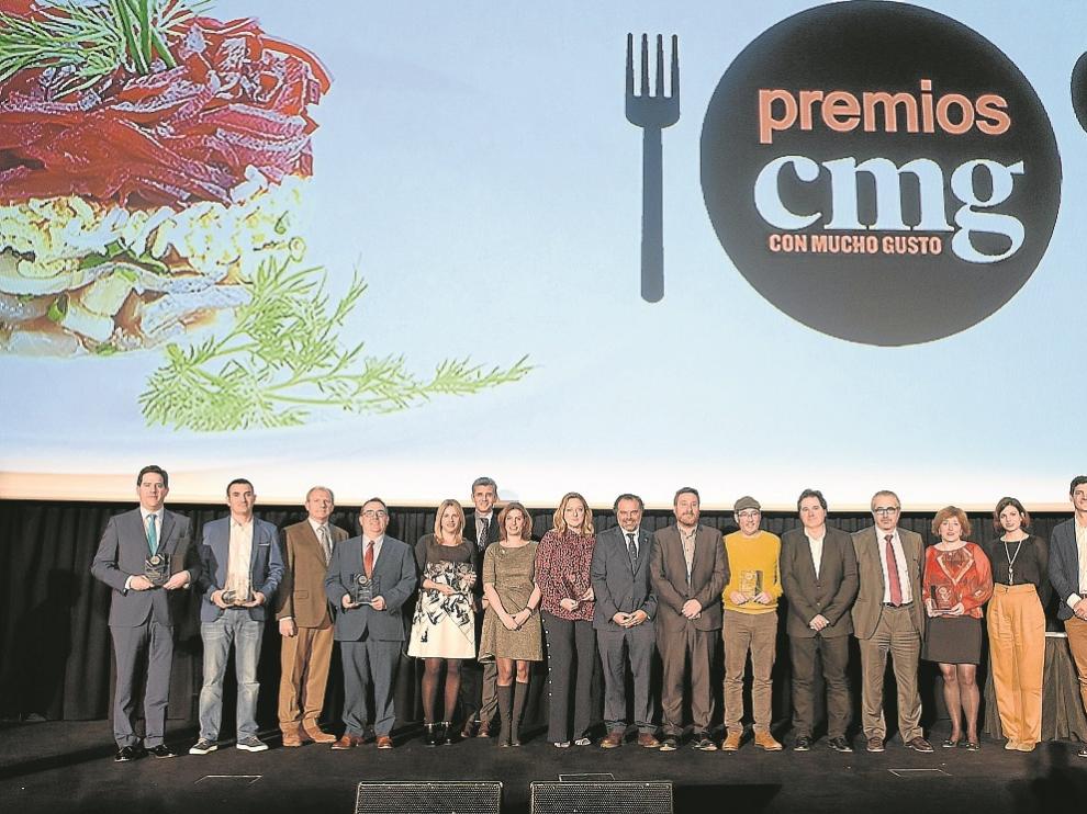 Los premiados junto a los patrocinadores y los representantes de HENNEO y HERALDO DE ARAGÓN.