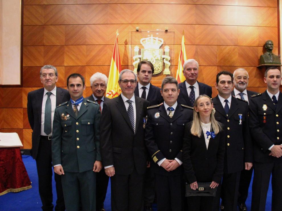 Sebastián Celaya, Fernando García Vicente, Roberto Bermúdez de Castro, Gustavo Alcalde y Ángel Val con las personas a las que se han otorgado las distinciones de la Delegación de Gobierno.