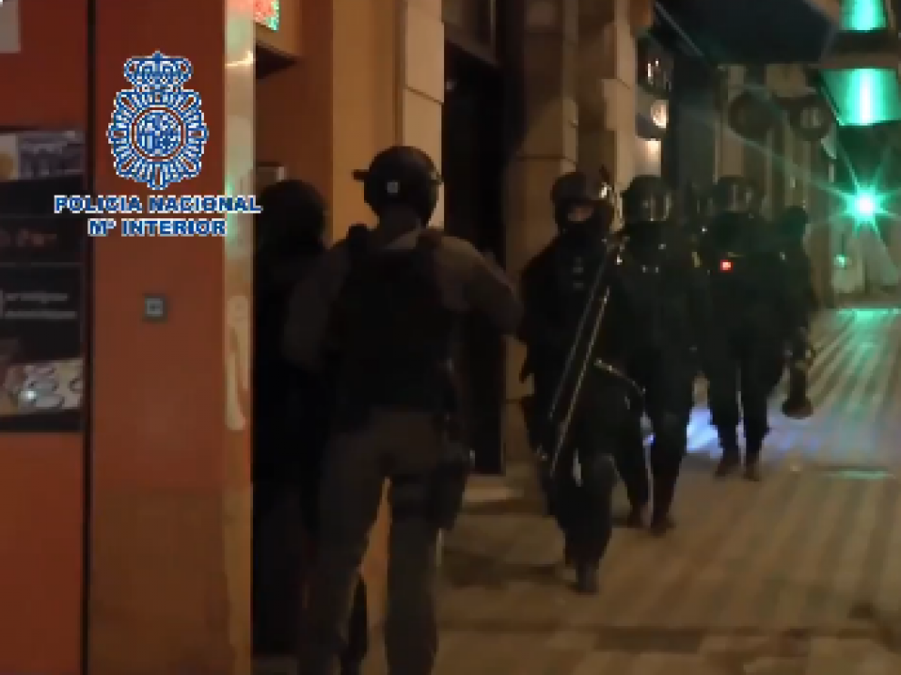 Momento de la detención en Figueras de dos personas relacionadas con el Dáesh