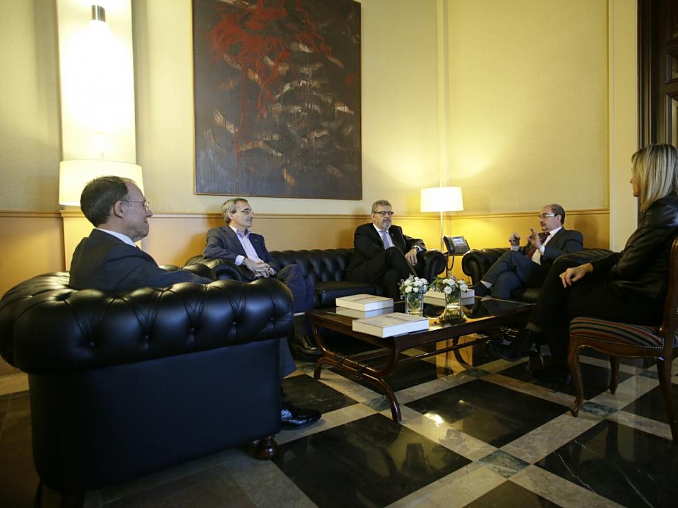Los rectores de las universidades de La Rioja y Zaragoza y el actual vicepresidente del Campus Iberus, durante la reunión con Javier Lambán y Pilar Alegría