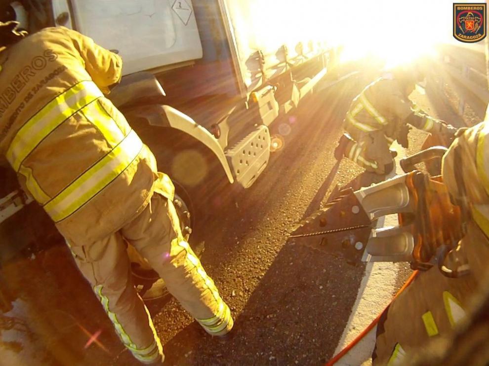 Foto del camión accidentado en Monzalbarba