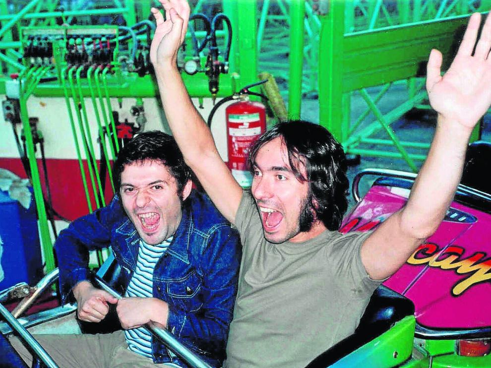 Sergio Algora (aferrado a la barra de seguridad) y Fran Fernández (que alza las manos) en el Parque de Atracciones de Zaragoza.