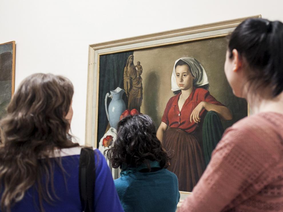 Un grupo de visitantes observa uno de los cuadros de la colección del Museo Provincial de Zaragoza