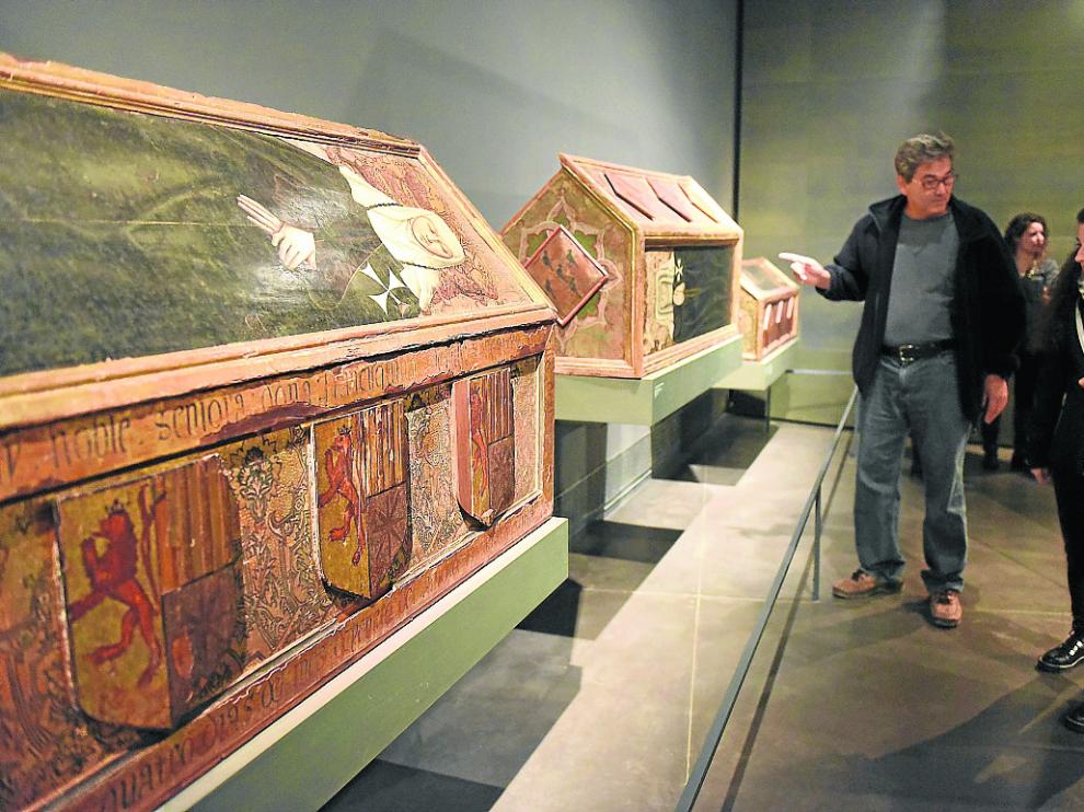 Cajas sepulcrales de las prioras de Sijena, tres de las piezas expuestas en el Museo de Lérida.