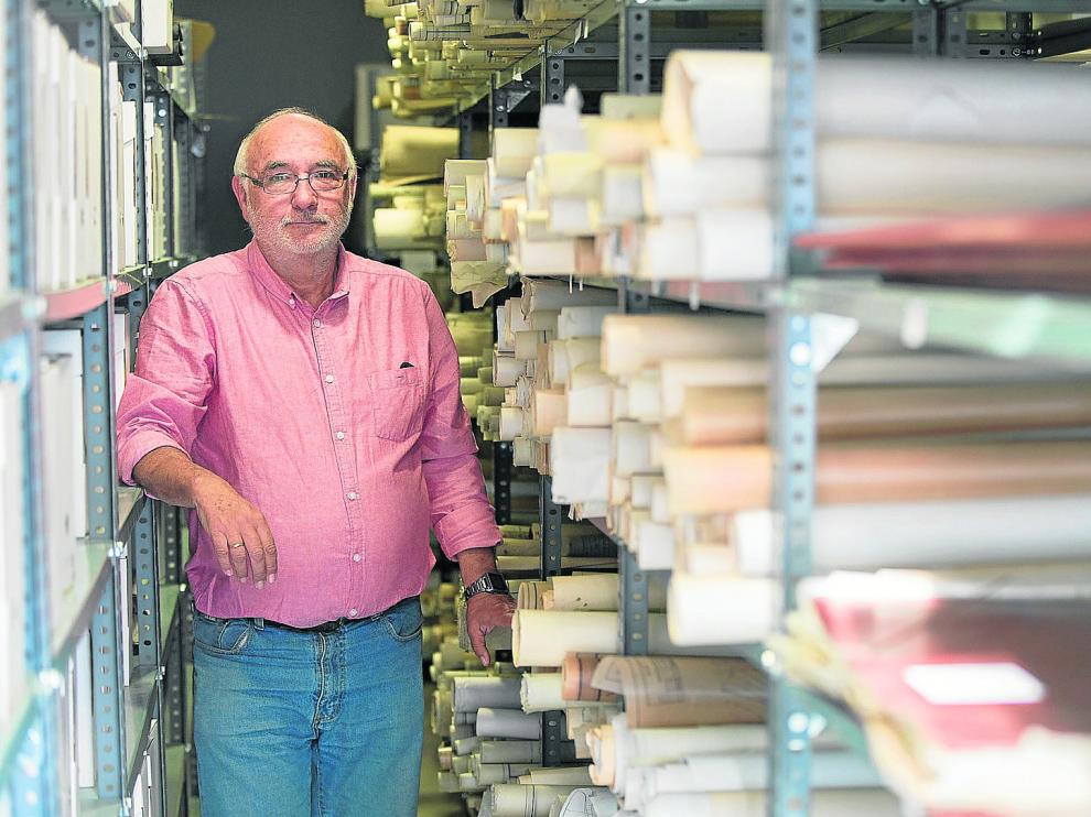 Antonio Fontenla, presidente de la Asociación de Voluntarios del Patrimonio posa en el archivo de MFU.