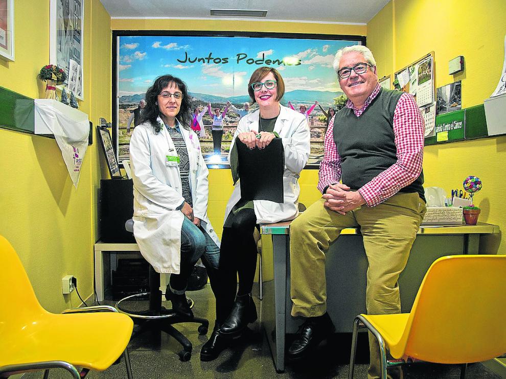 Un trabajo en equipo. De izquierda a derecha, María Antonia González, Nieves Rubio y Juan Rubio, en las instalaciones con las que cuenta el voluntariado de la Asociación Española Contra el Cáncer (AECC), en la planta de Oncología del centro hospitalario Ernest Lluch de Calatayud.